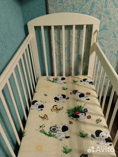 Детская кроватка с маятником