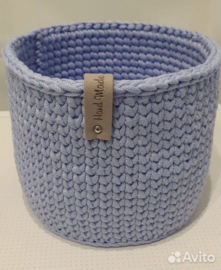 Вязаная корзинка интерьерная