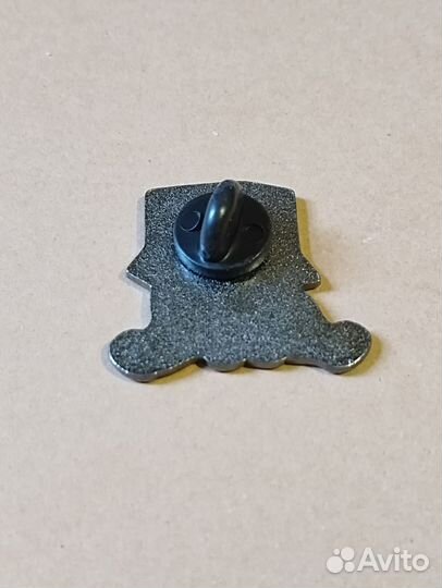 Мишка с коробкой значок пин косолапый медведь