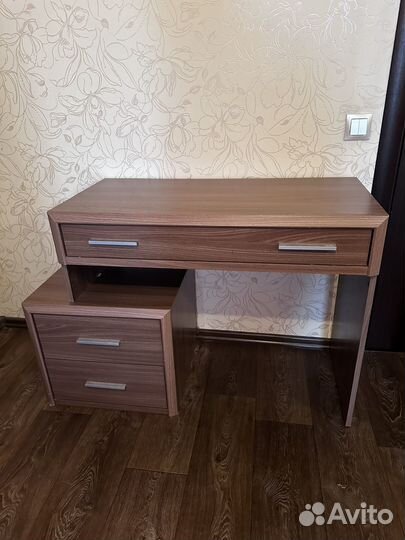 Стол туалетный