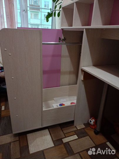 Детская кровать чердак со столом и шкафом