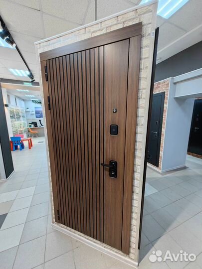 Дверь входная орех с зеркалом