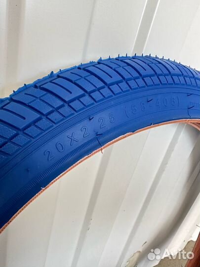 Синяя покрышка на BMX