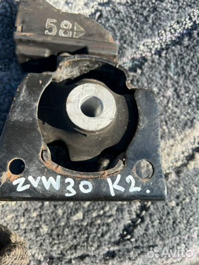 Подушка двс передняя Toyota Prius ZVW30 2zrfxe