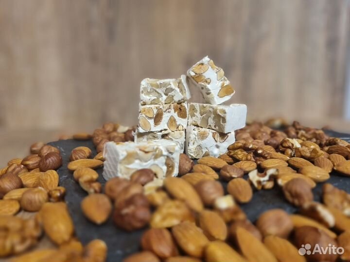 Батончик из нуги с орехом миндаль