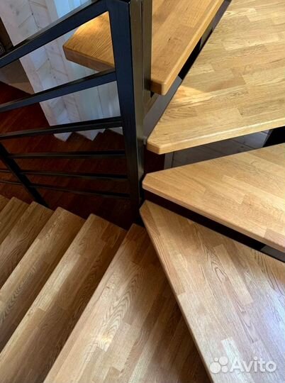 Лестница на металлокаркасе на 180 градусов