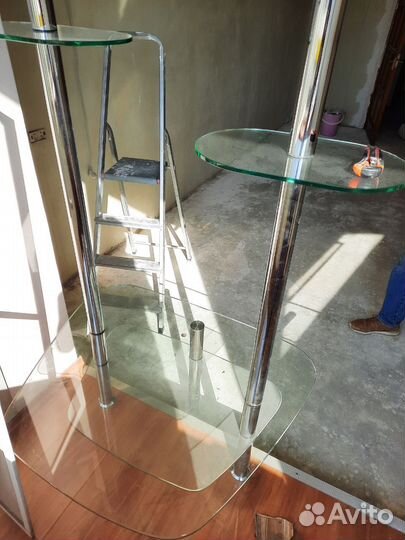 Стеллаж со стеклянными полками