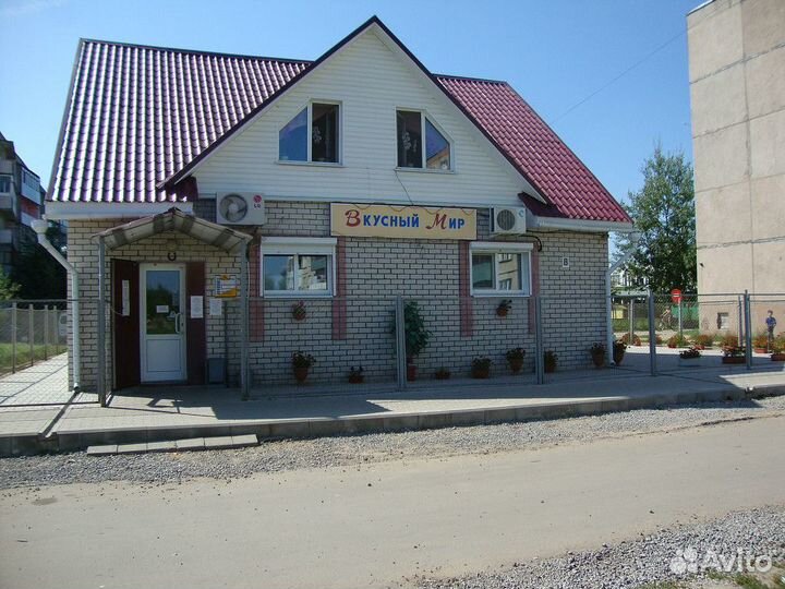 Жилой дом со встроенным магазином