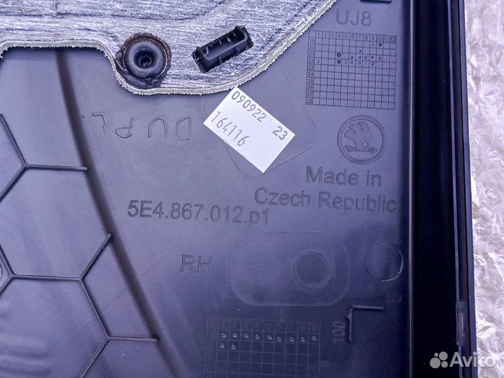 Новая обшивка передней R двери Skoda Octavia A8