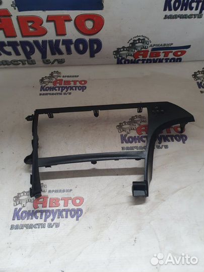 Рамка магнитолы Toyota Prius хэтчбек III XW30 1.8