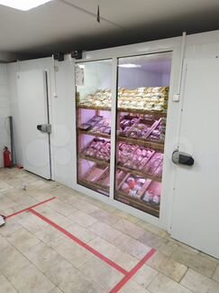 Холодильная камера-витрина для мясного магазина