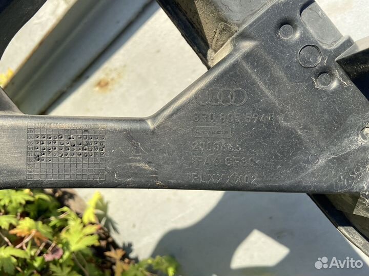 Рамка радиатора(телевизор) Ауди Q7