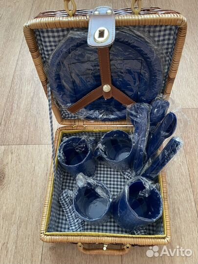 Набор посуды для пикника в плетенном чемодане