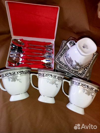 Чашечки и набор ложек и стаканы