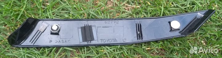 Накладка молдинг задней стойки Toyota RAV4
