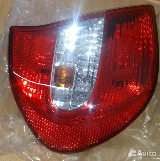 Фонарь задний левый toyota camry 81561AA050