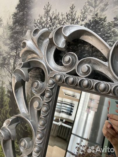 Красивое зеркало в винтажном стиле и картина