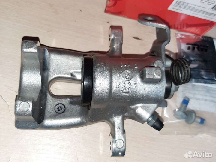 Задний левый тормозной суппорт TRW BHR148 на opel