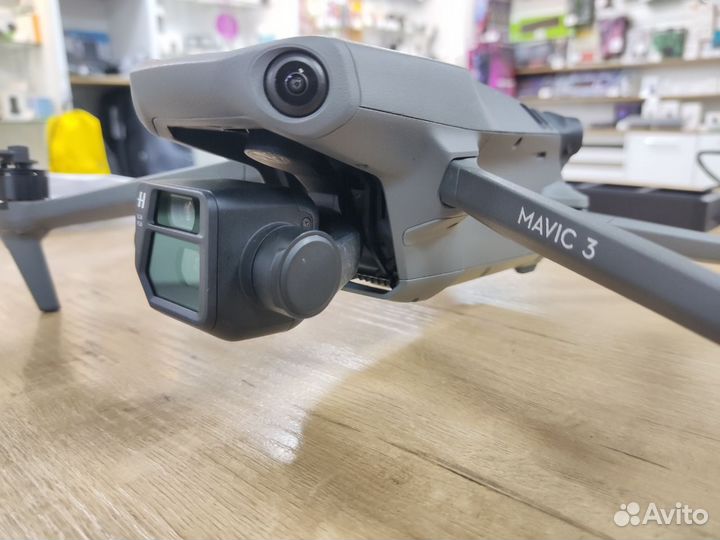 Квадрокоптер DJI Mavic 3 с тремя батареями
