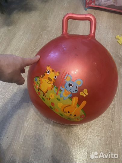 Мяч с ручкой для малышей