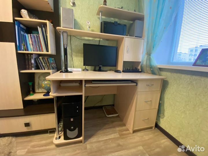 Продам письменный стол + модульная стенка бу