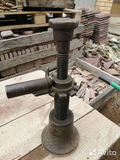 Домкрат механический винтовой