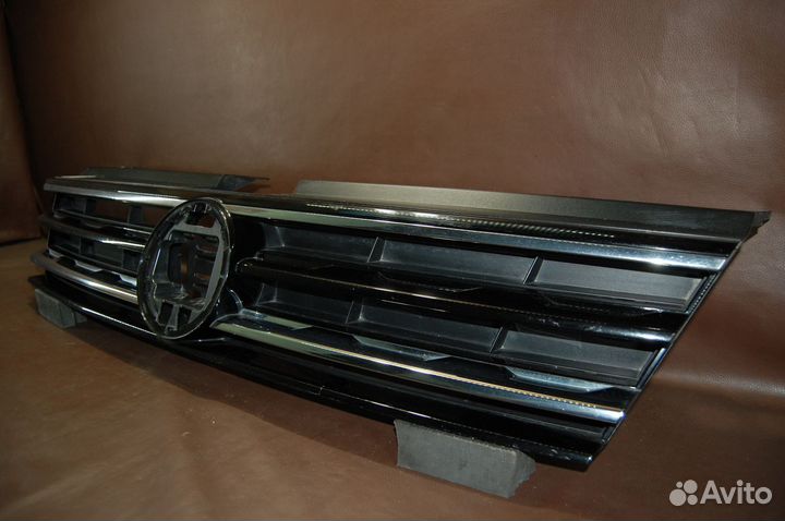 Решетка радиатора центральная - Volkswagen Tiguan