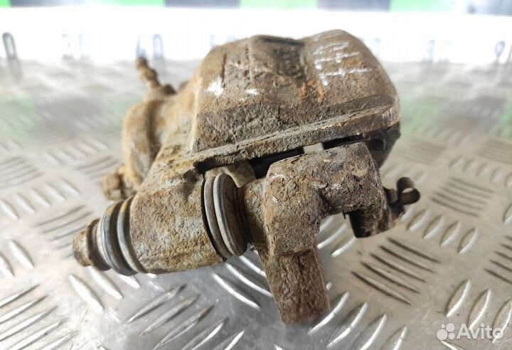 Суппорт задний правый Toyota Camry v10