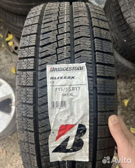 Bridgestone Blizzak Ice 215/55 R17