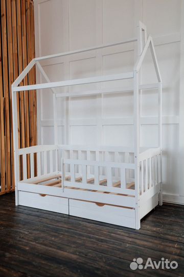 Детская кроватка домик