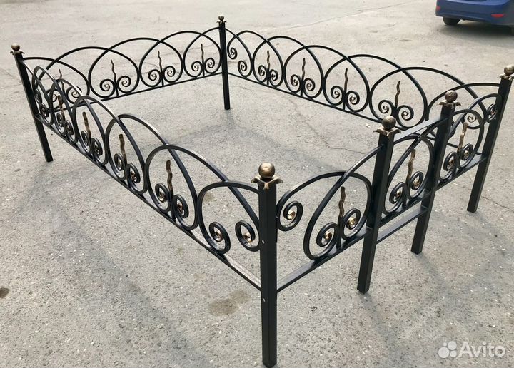 Оградка на кладбище