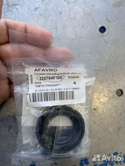 Сальник свечного колодца 13276-53Y0A (132764F100)