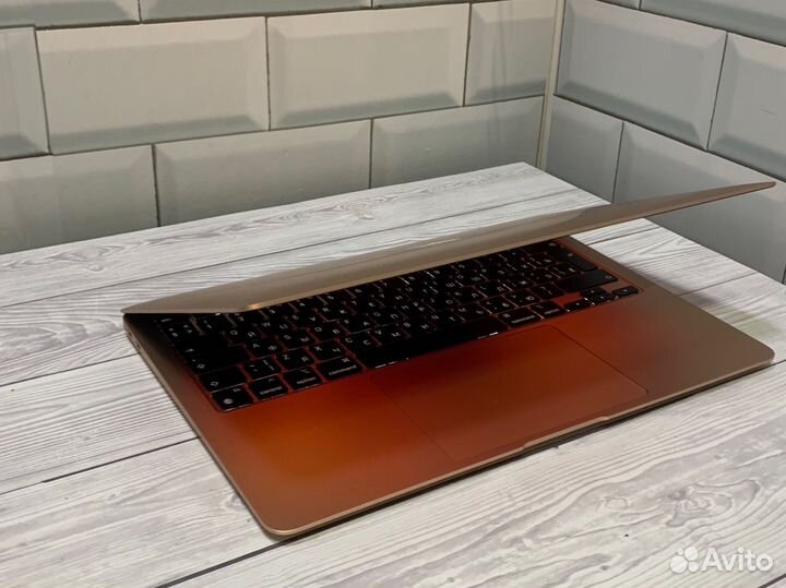 MacBook Air 13“ 2020 — M1, 16/256, 127 циклов