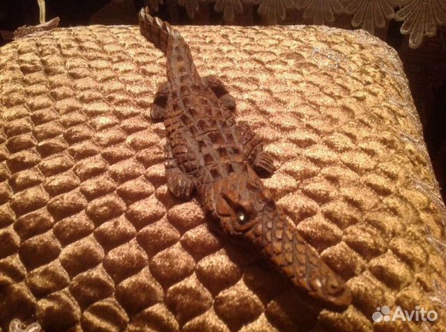 Крокодил из красного дерева