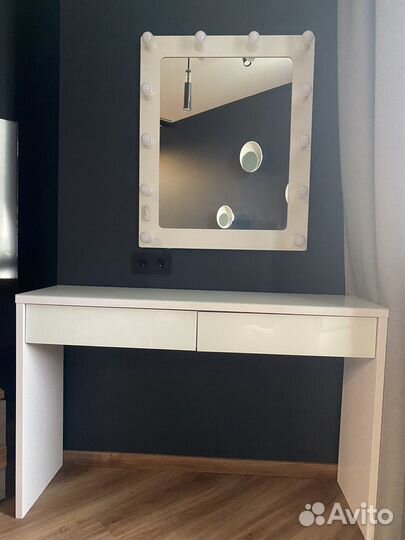 Туалетный столик, зеркало с подсветкой для макияжа