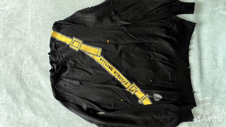 Cвитер мужской «рваный».Рисунок-гитара на спине