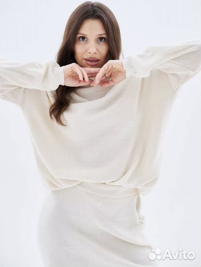 Трикотажный вязаный костюм с юбкой