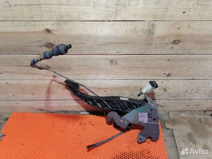 Педаль сцепления Volkswagen Caravelle