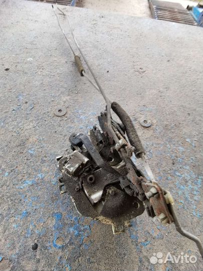 Замок двери задний левый kia clarus 2