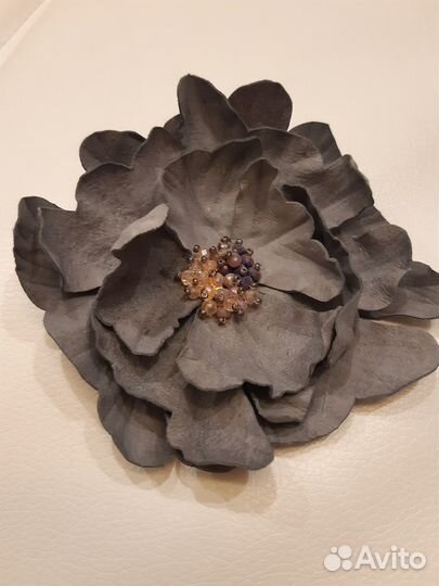 Брошь ручной работы из кожи