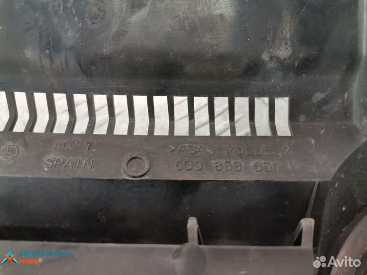 Решетка радиатора Volkswagen Polo 3 рест. 2002