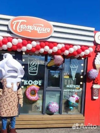 Продавец мягкого мороженого и кофе