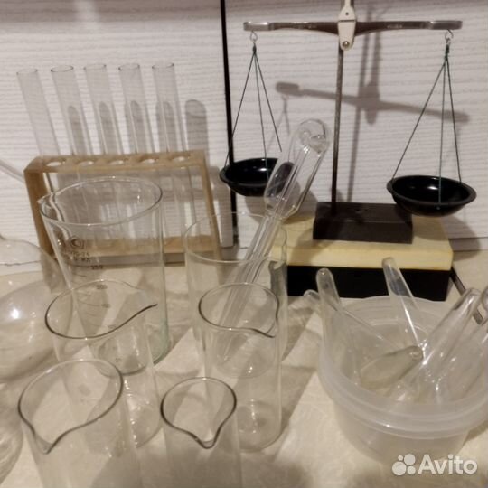 Лабораторная стеклянная посуда, аптечные весы СССР