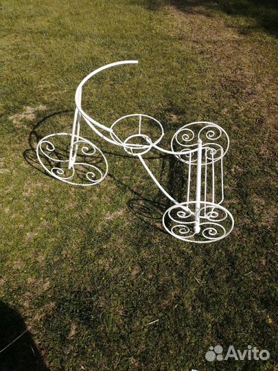 Металлическая подставка для цветов