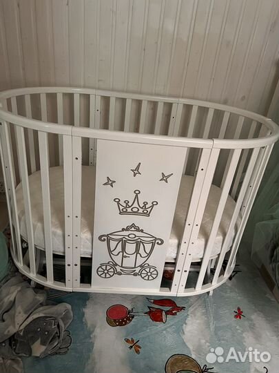 Детская кроватка с маятником
