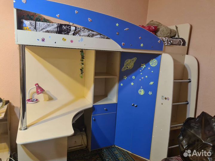 Кровать чердак со столом и шкафом