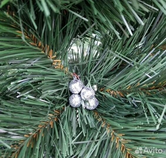 Bскуственная ель украшенная