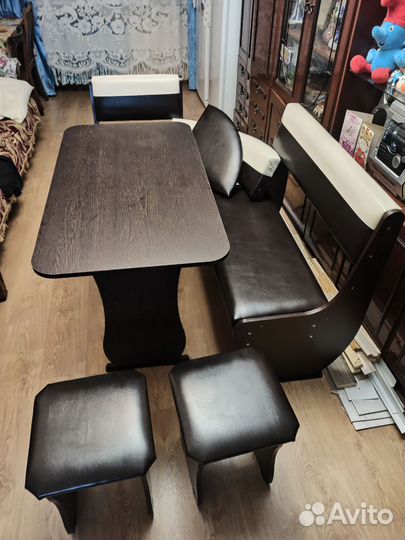 Кухонный уголок со столом и стульями