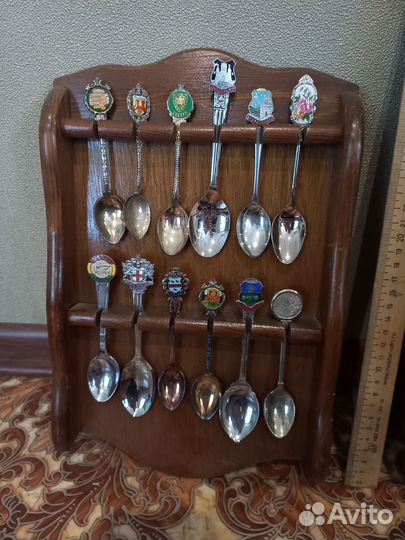 Сувенирные ложки коллекция на стенде