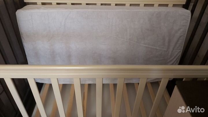 Детская кроватка с маятником